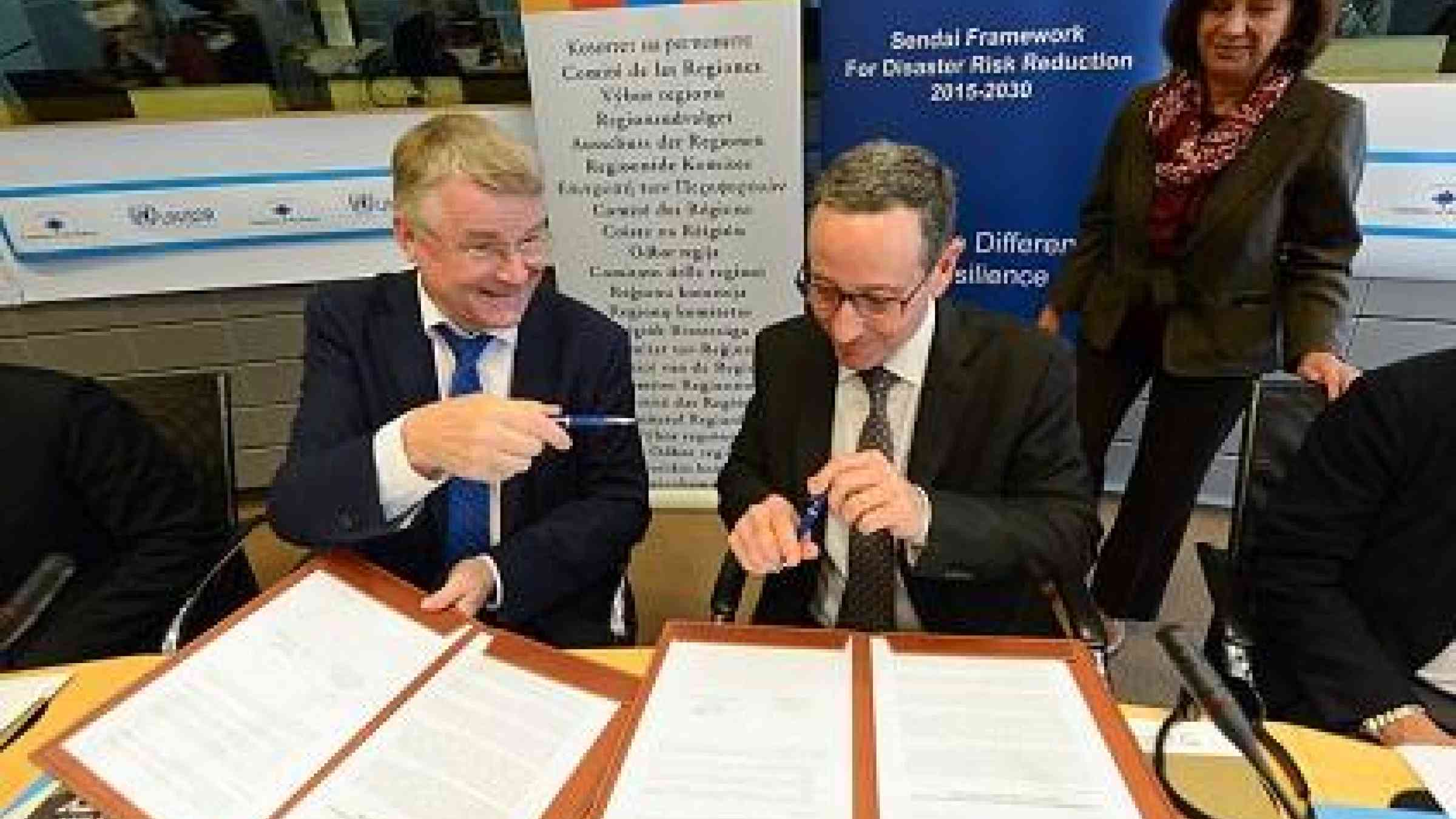 Mr. Robert Glasser (right), the Special Representative of the UN Secretary-General for Disaster Risk Reduction, and Mr. Markku Markkula, President of the European Committee of the Regions, sign the Action Plan (Photo: European Union / Jean-Louis Flemal)