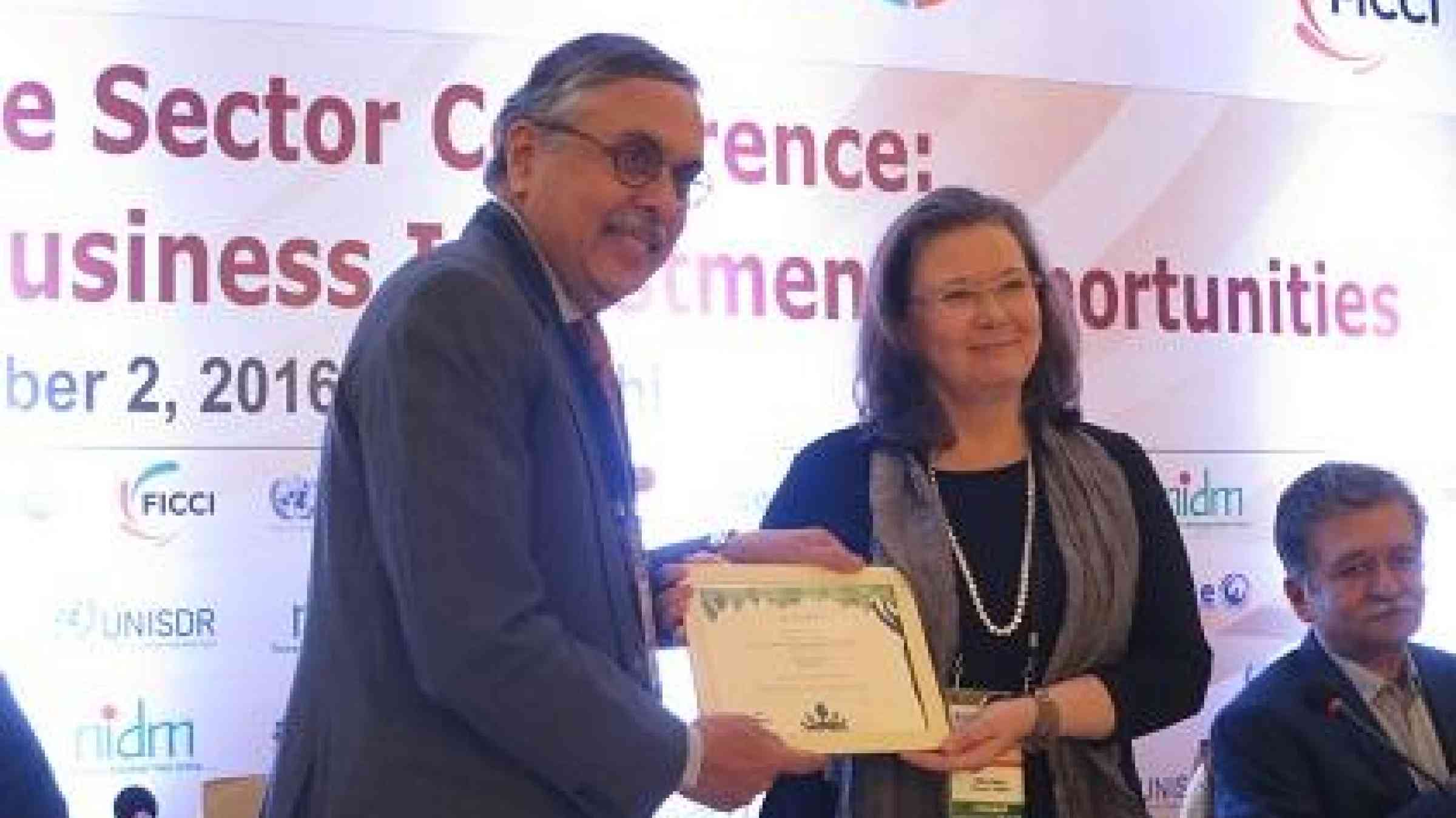 The Secretary-General of the Federation of Indian Chambers of Commerce and Industry, Dr. A. Didar Singh, with UNISDR Director Ms. Kirsi Madi (Photo: UNISDR)