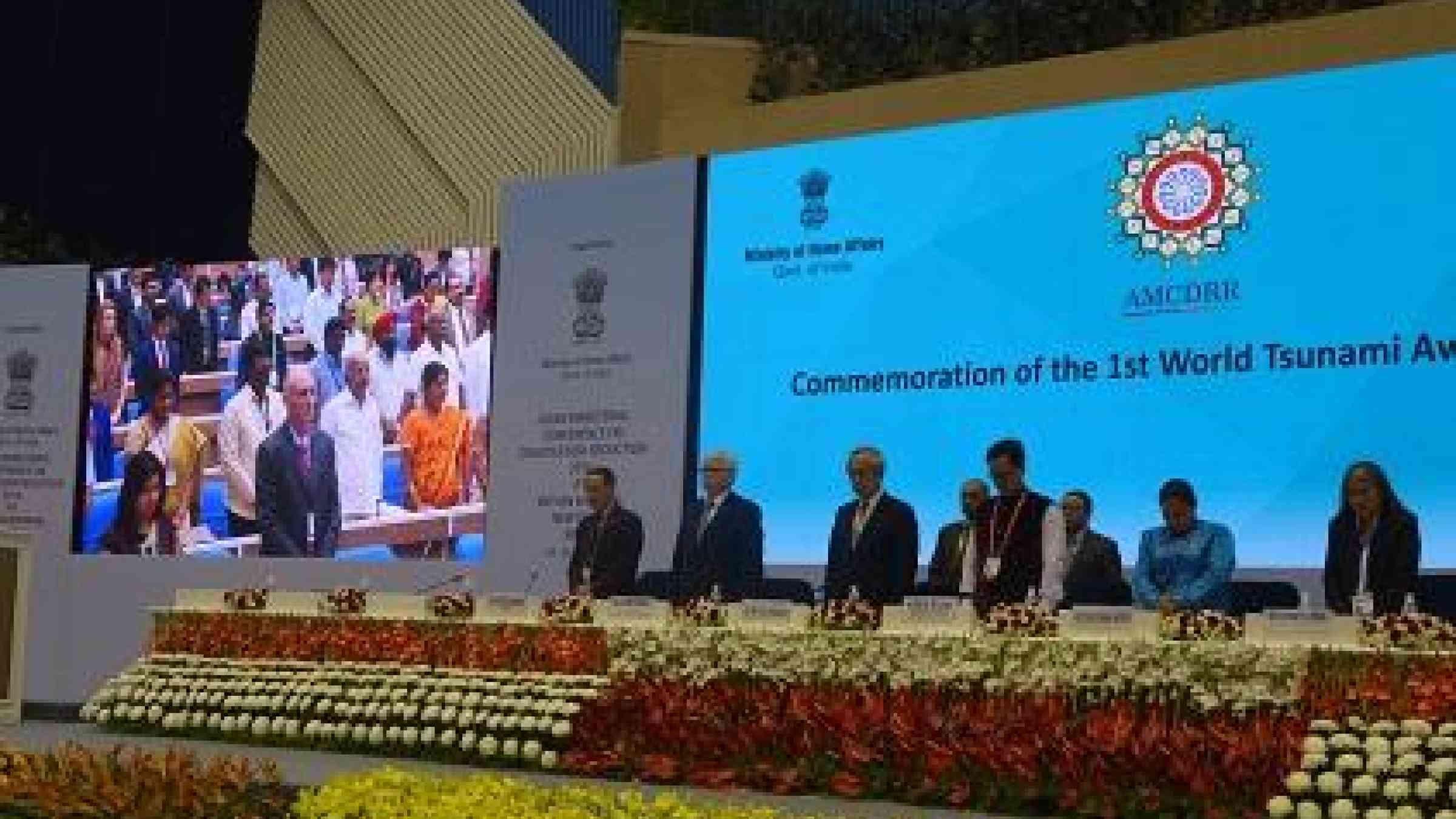 Mr. Robert Glasser, UNISDR Chief, (left) led a moment's silence today at the World Tsunami Awareness Day Commemoration on the final day of the Asian Ministerial Conference on Disaster Risk Reduction