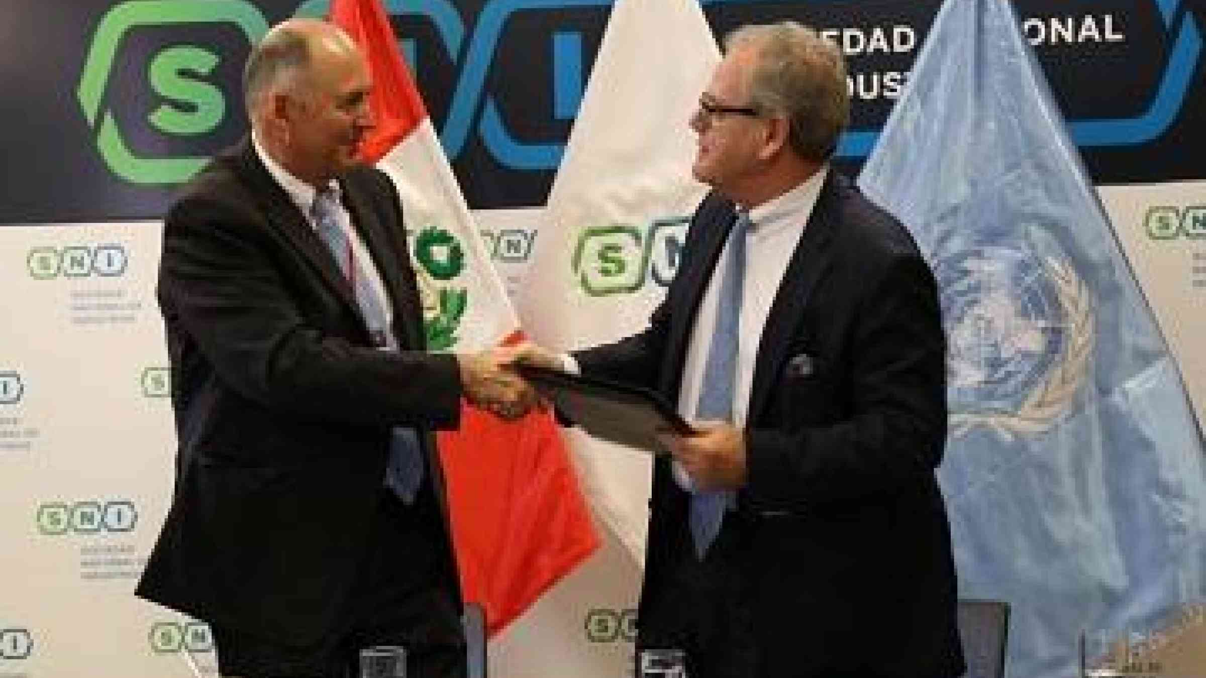 Ricardo Mena, Head of the UNISDR Regional Office for the Americas (left) and Andreas von Wedemeyer Knigge, President of the National Society of Industries of Peru, seal the ARISE-Peru agreement in Lima (Photo: SNI)