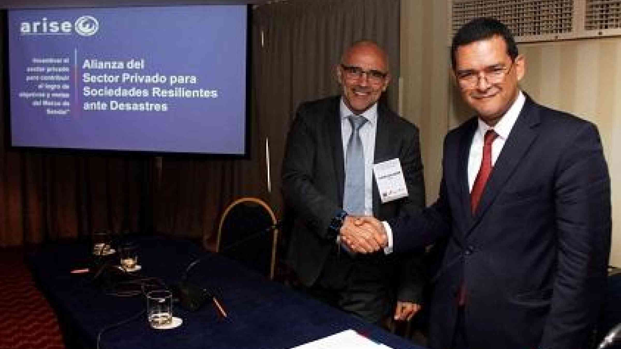 Juan Luis Quer Cumsille (left), Director of SeCRO, General Manager Chile and Raúl Salazar, from the UNISDR Regional Office for the Americas (Photo: ARISE Chile)