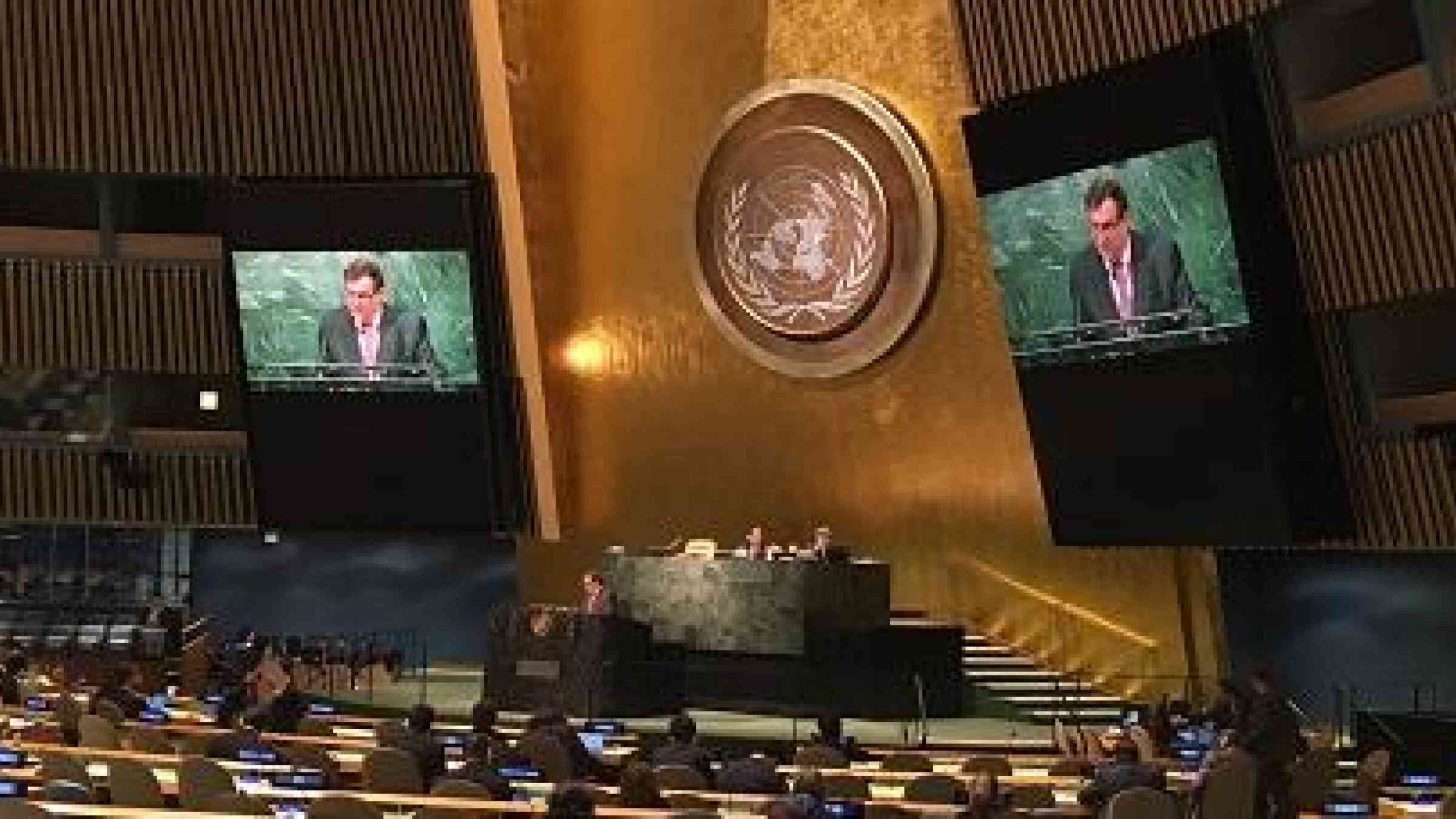 Ambassador Cristián Barros Melet of Chile introduces the resolution at the United Nations General Assembly (Photo: UNISDR)