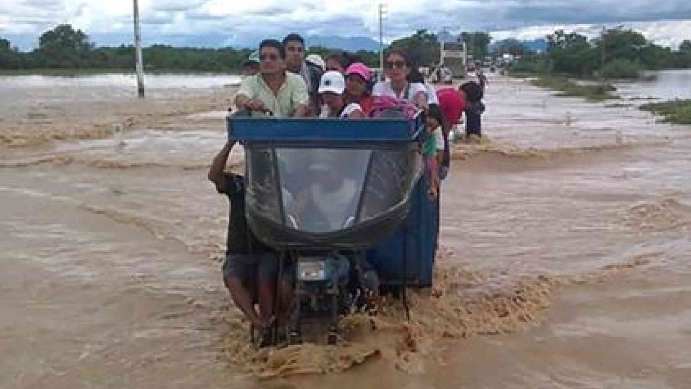 Floods in Pacora and Illimo districts, Lambayeque, Peru over the last 3 days. (Photo Twitter: @LilianaCapu @ginacarbajal)