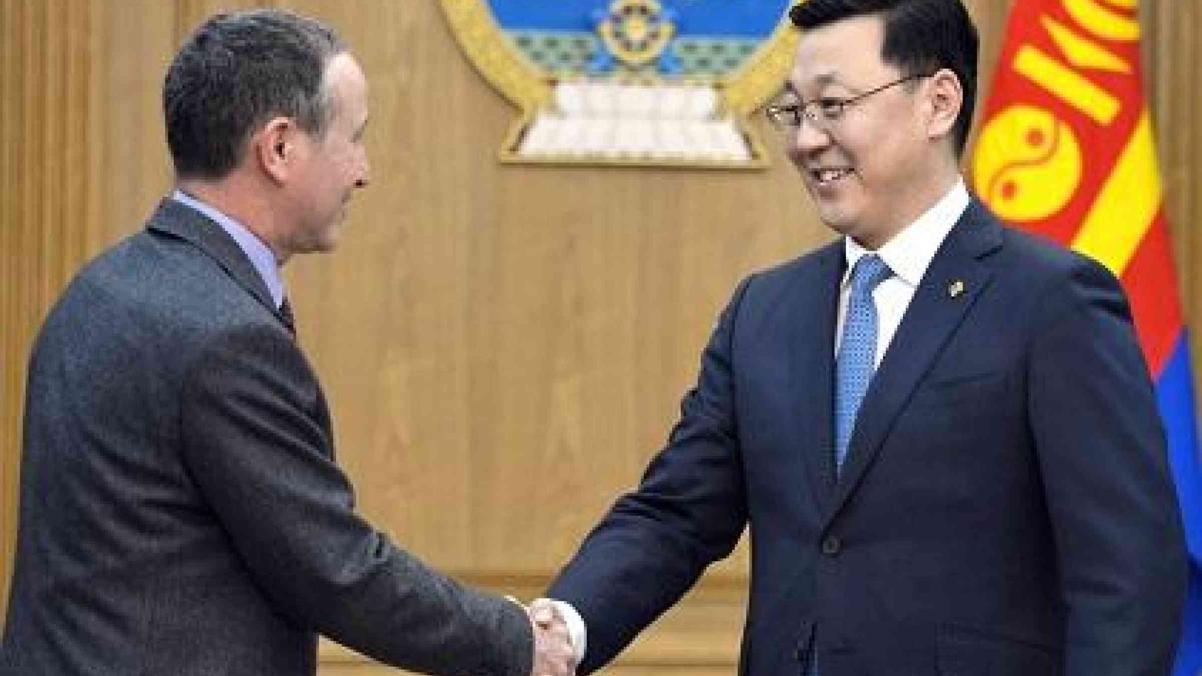 The Prime Minister of Mongolia, Mr. Jargaltulgyn Erdenebat (right) welcomes Mr. Robert Glasser, the Special Representative of the UN Secretary-General for Disaster Risk Reduction and Head of UNISDR, before their talks in Ulaanbaatar (Photo: Government of Mongolia)