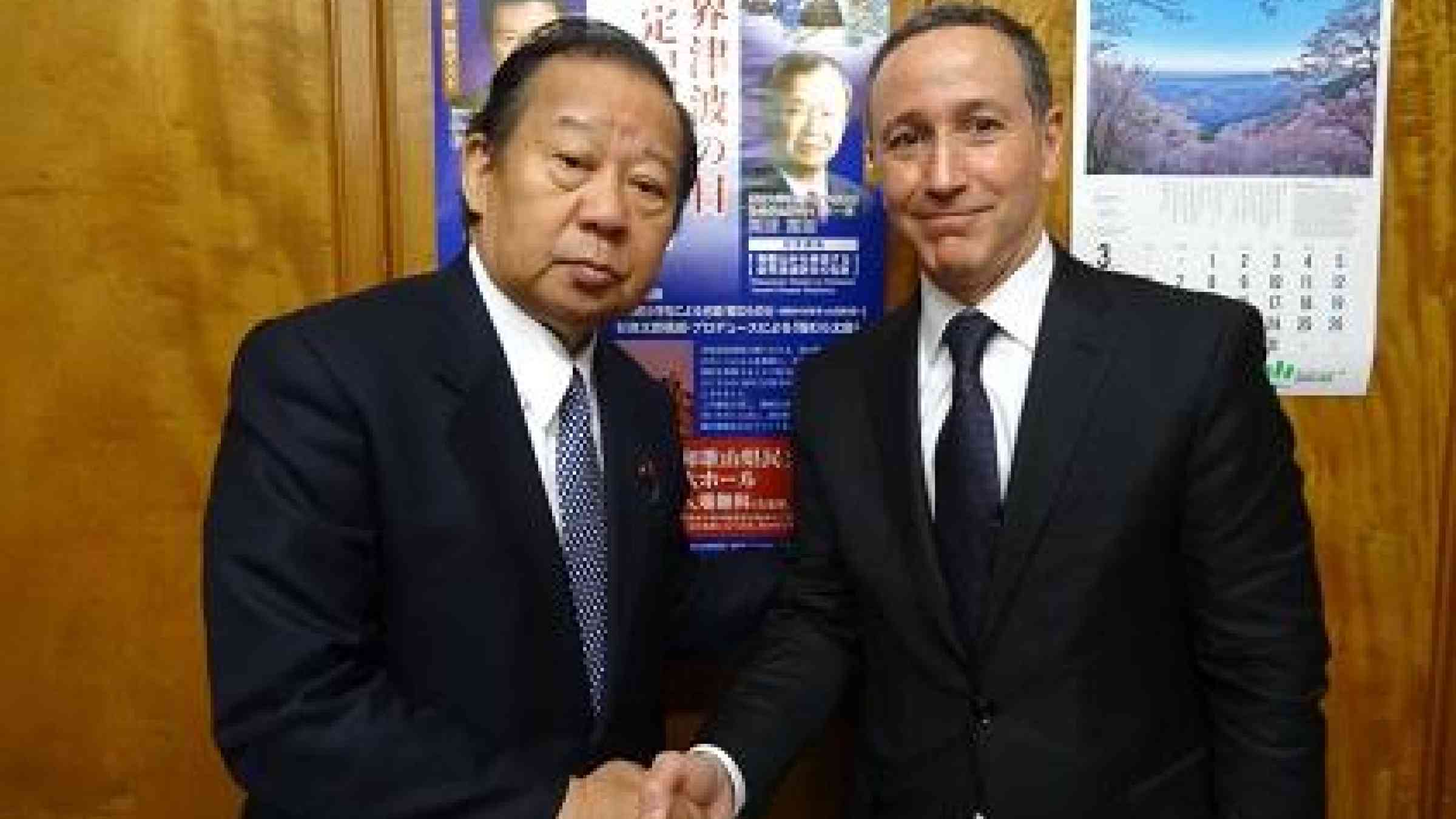 Mr. Toshihiro Nikai, chair of  the newly launched Parliamentary Voluntary Support Group for UNISDR in Japan, and Mr. Robert Glasser, head of UNISDR (Photo UNISDR)