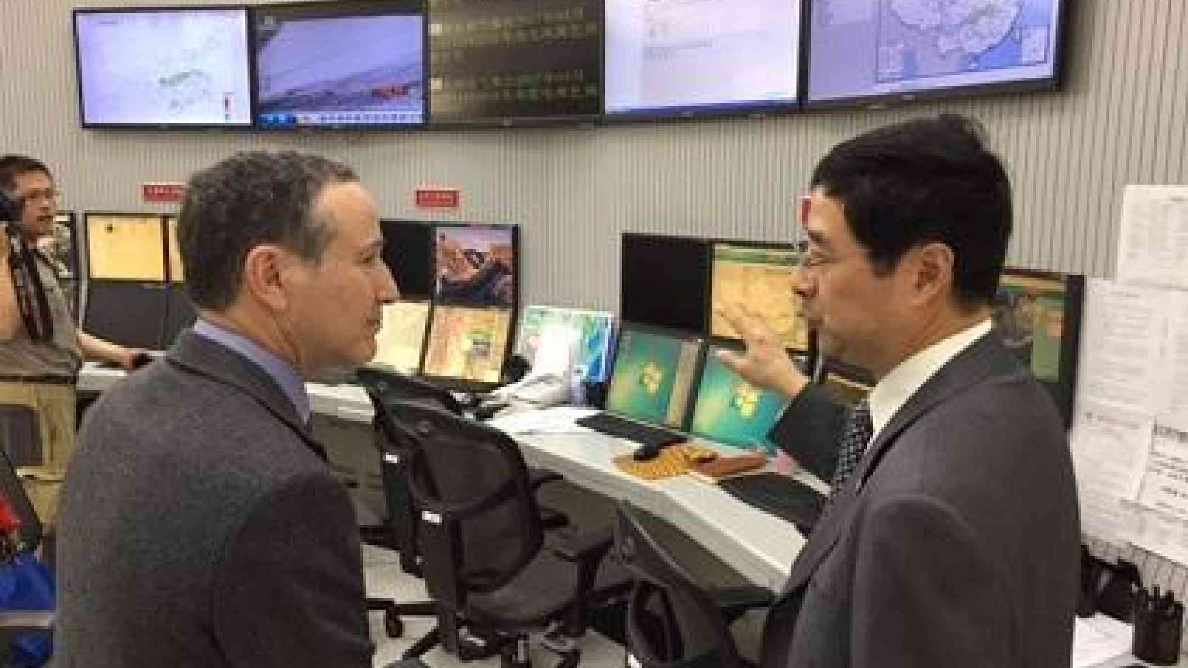 Robert Glasser, Special Representative of the Secretary-General for Disaster Risk Reduction (left), listens as Mr. Shen Xiaonong, Deputy Director of the China Meteorological Administration, explains his institution's operations (Photo: UNISDR)