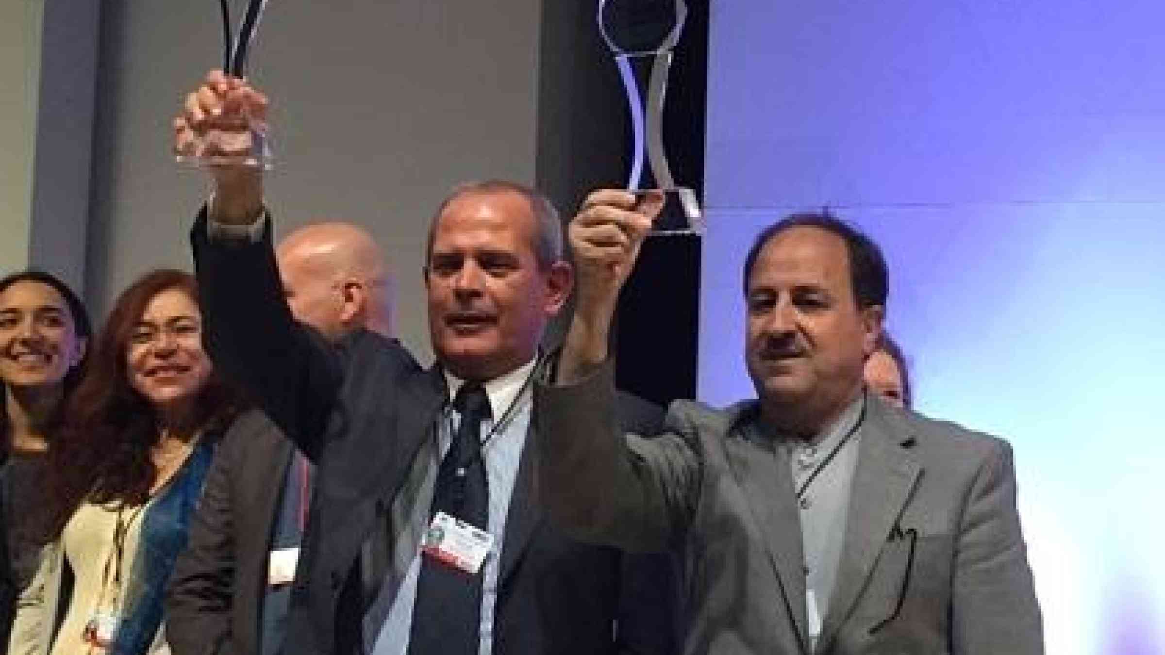 The Deputy Mayor of Amadora Mr Eduardo Rosa (left) and the Iranian Ambassador to Mexico, H.E. Mr Mohammad Taghi Hossieni show off their trophies (Photo: UNISDR)