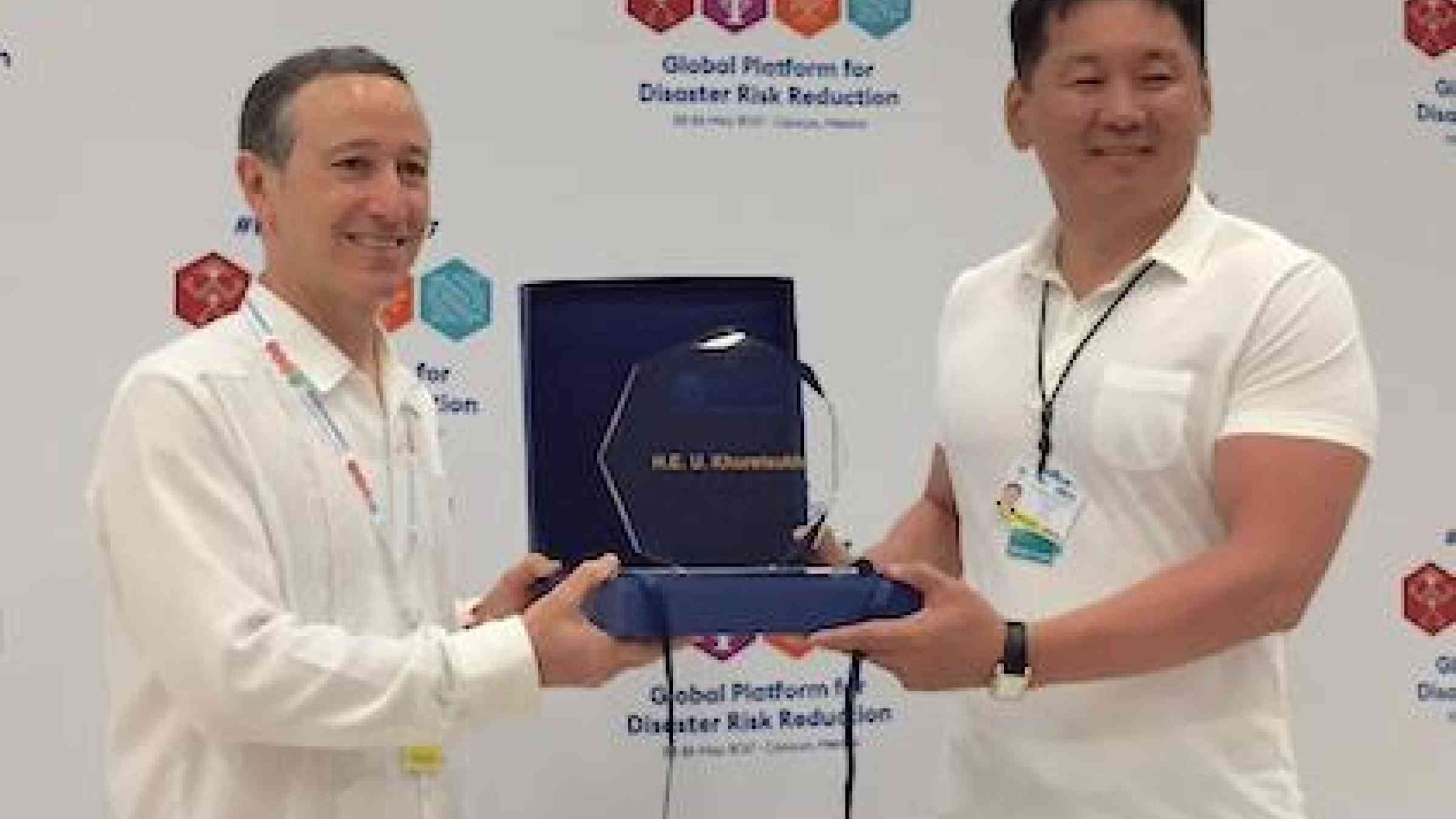 The Deputy Prime Minister of Mongolia, H.E. U. Khurelsukh (right) is recognized as Asian Champion for Disaster Risk Reduction by SRSG Mr Robert Glasser at the Global Platform 2017 in Mexico (Photo: UNISDR)