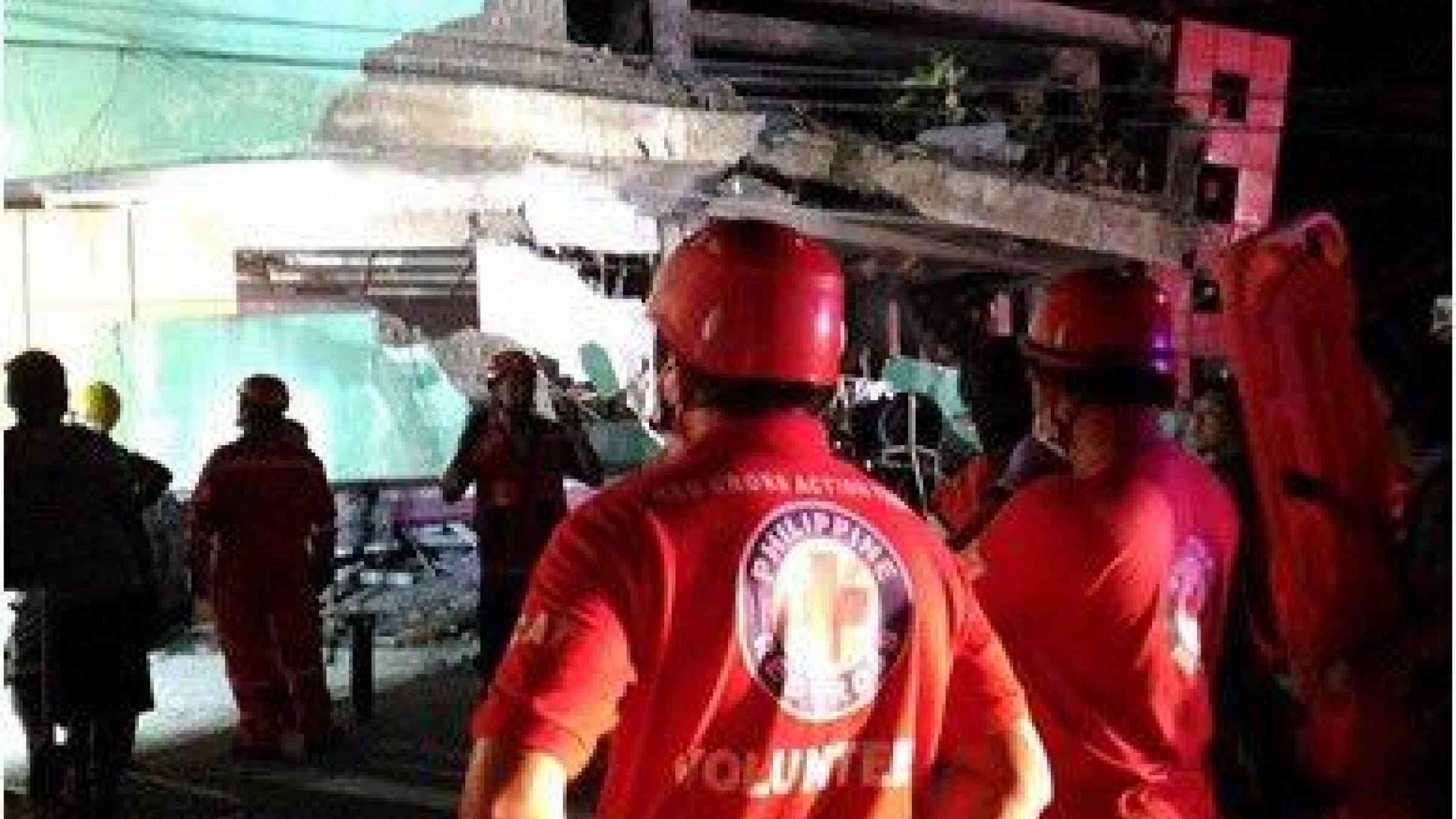 Rescue workers outside a building that was damaged in the recent Leyte earthquake (Photo: Philippines Red Cross)