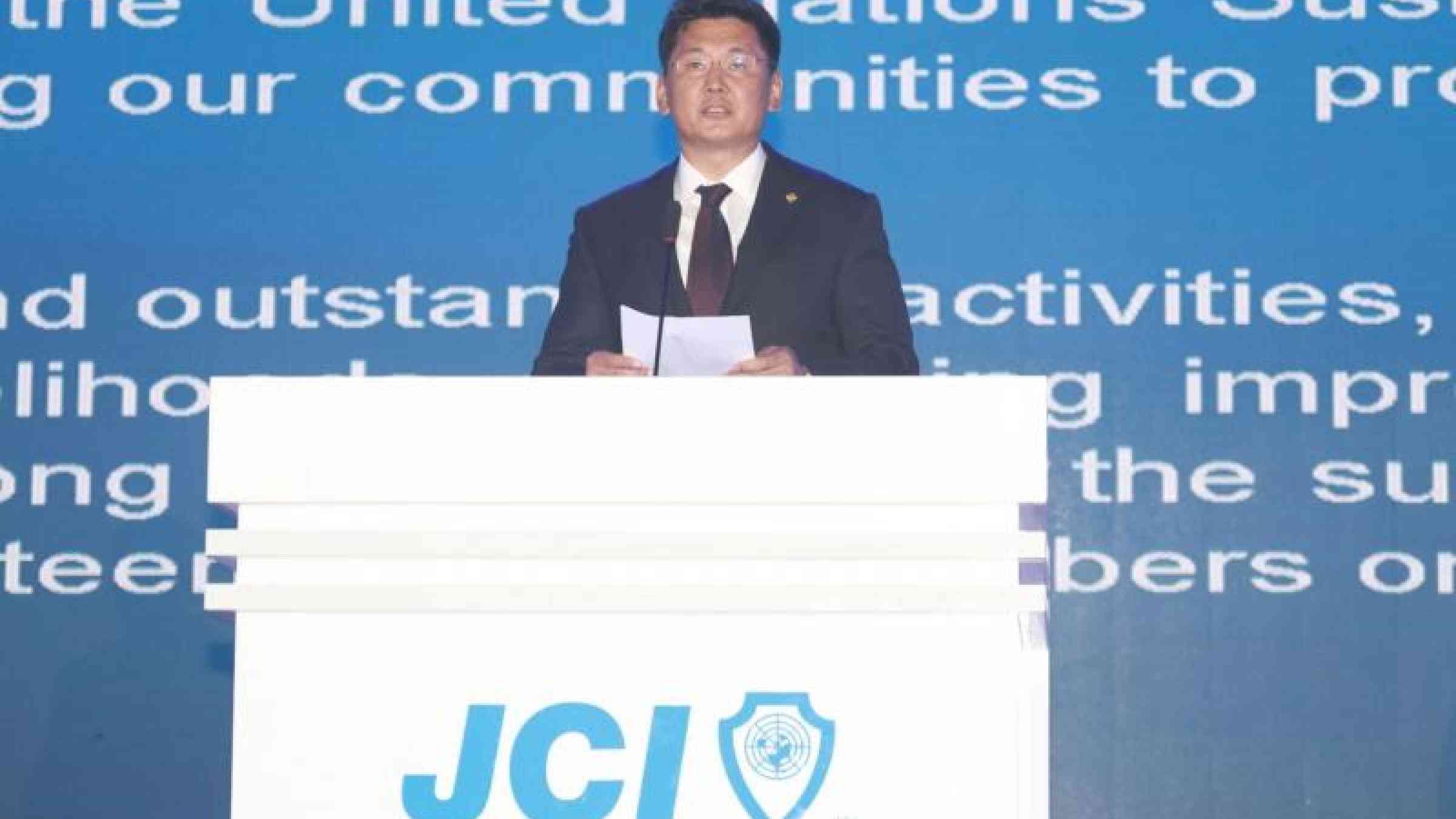 The Deputy Prime Minister of Mongolia, H.E. Khurelsukh addresses 4,000 youth leaders from 51 countries on the importance of DRR. (Photo: Government of Mongolia)