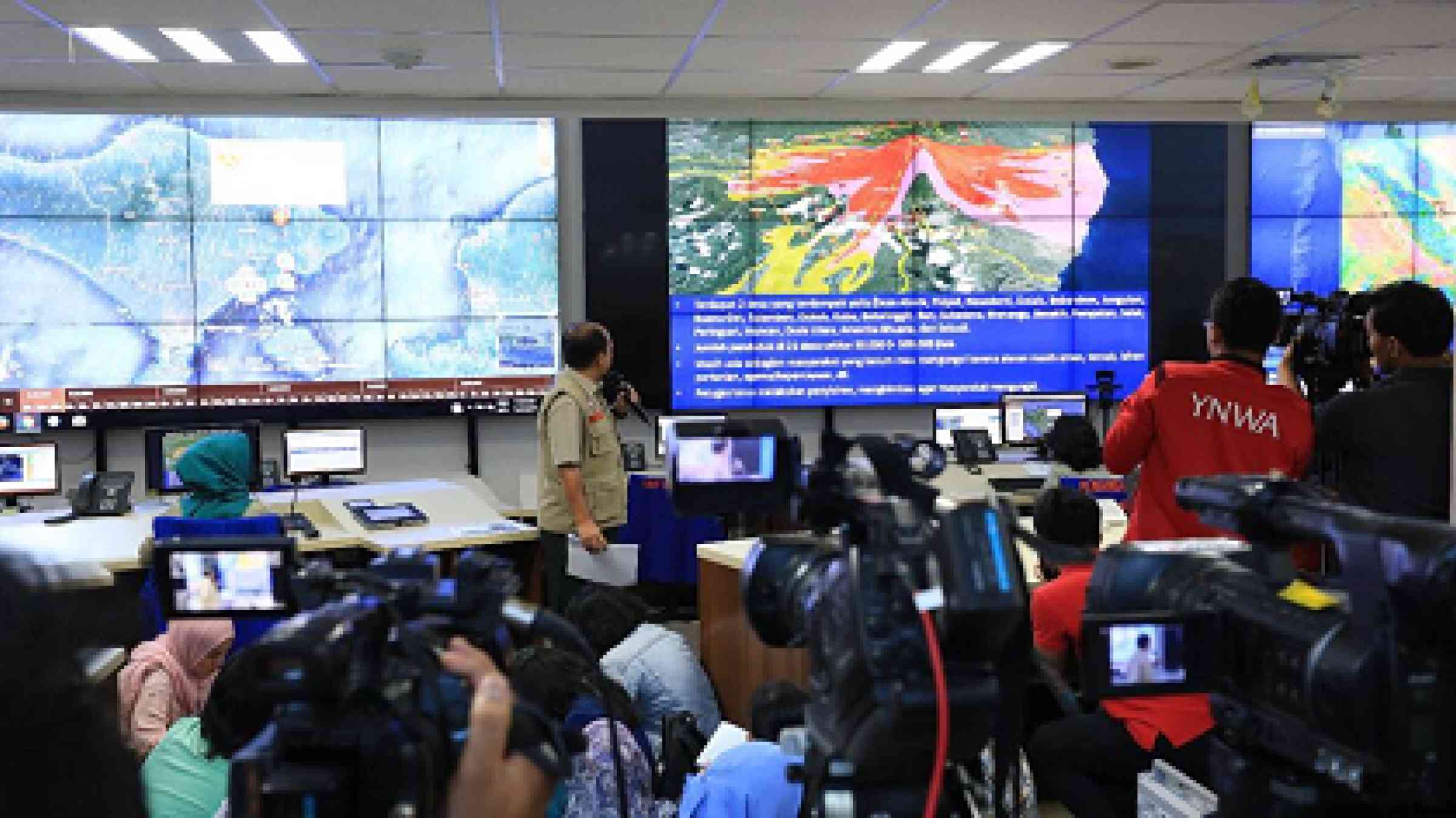 Indonesia’s National Disaster Management Agency (BNPB) during press conference to show potential impacts of recent Mount Agung eruptions (photo: Pacific Disaster Center)