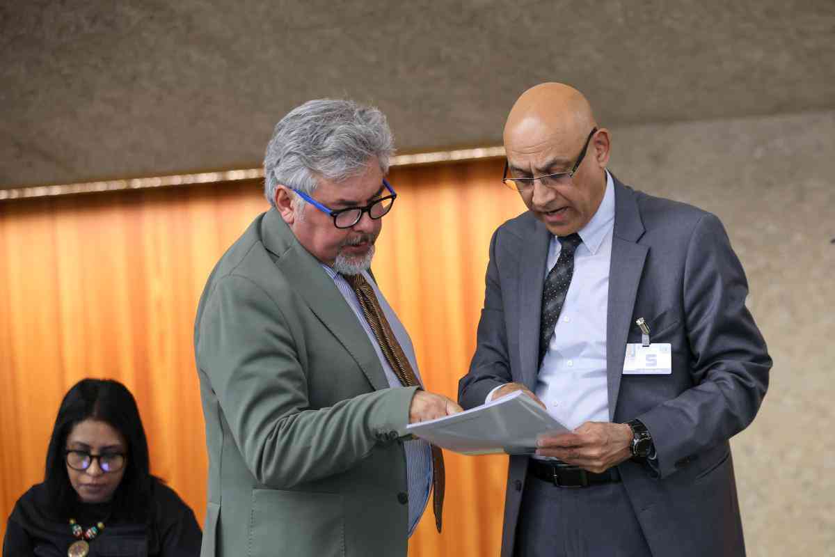Participants engage in discussions between sessions throughout the day.